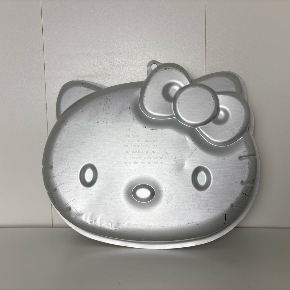 COPY - Wilton Silver Hello Kitty Cake Pan - Picture 2 of 3